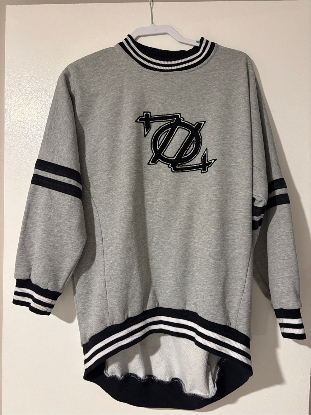 704- 😎 Men's Grey Pullover Sweater with Black Stripe Details-XL